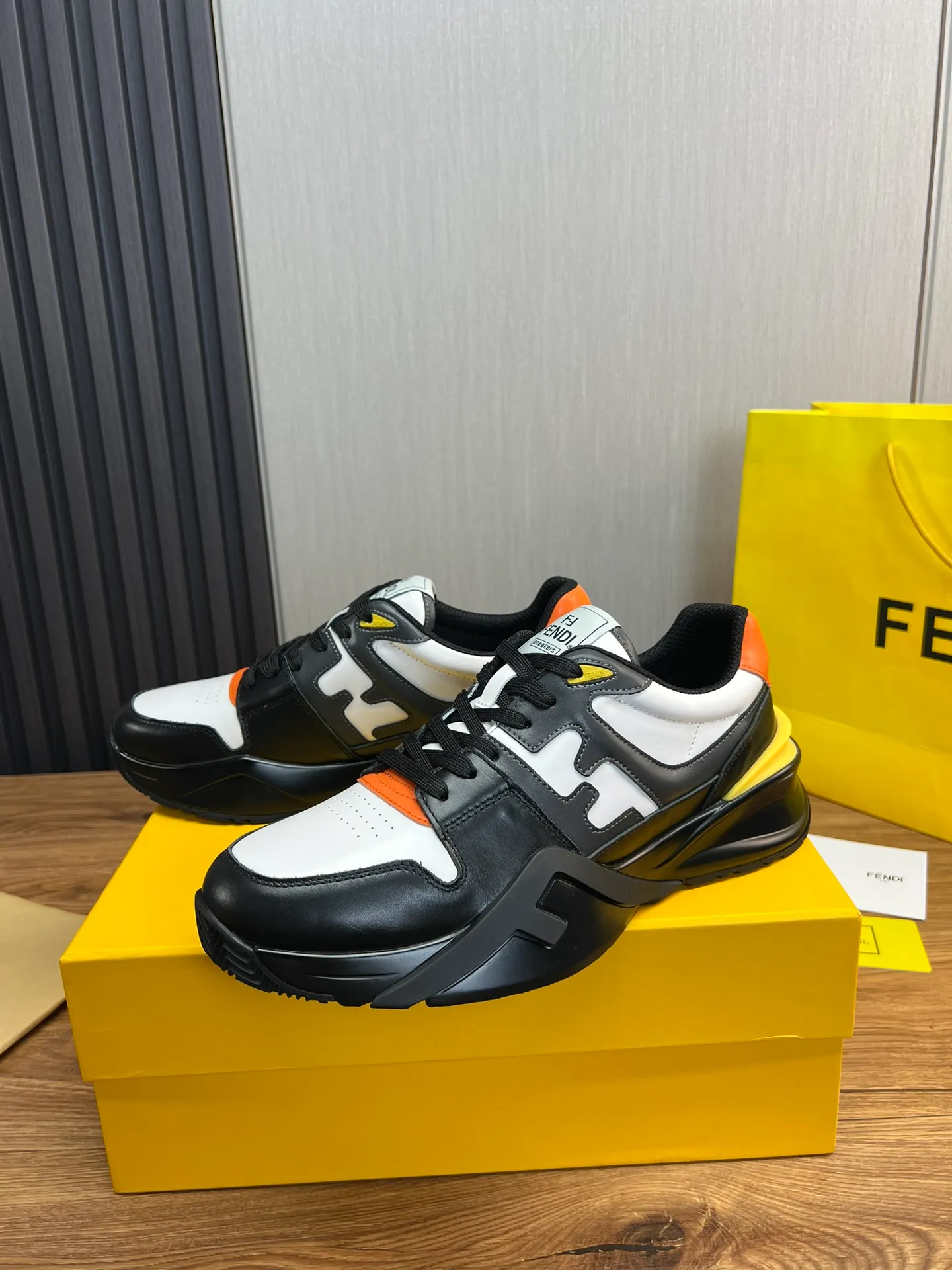 Men's shoes 💰520💰 Fendi [Fendi] hot style is on the market 🔥Fashionable casual men's shoes 🔱 Made of original cowhide + breathable mesh lining + sheepskin feet, perfect shape, top quality, you deserve it 🔜Original outsole, ultra-light, non-slip and wear-resistant 👣 Standard size 38-44 (customized in 45)